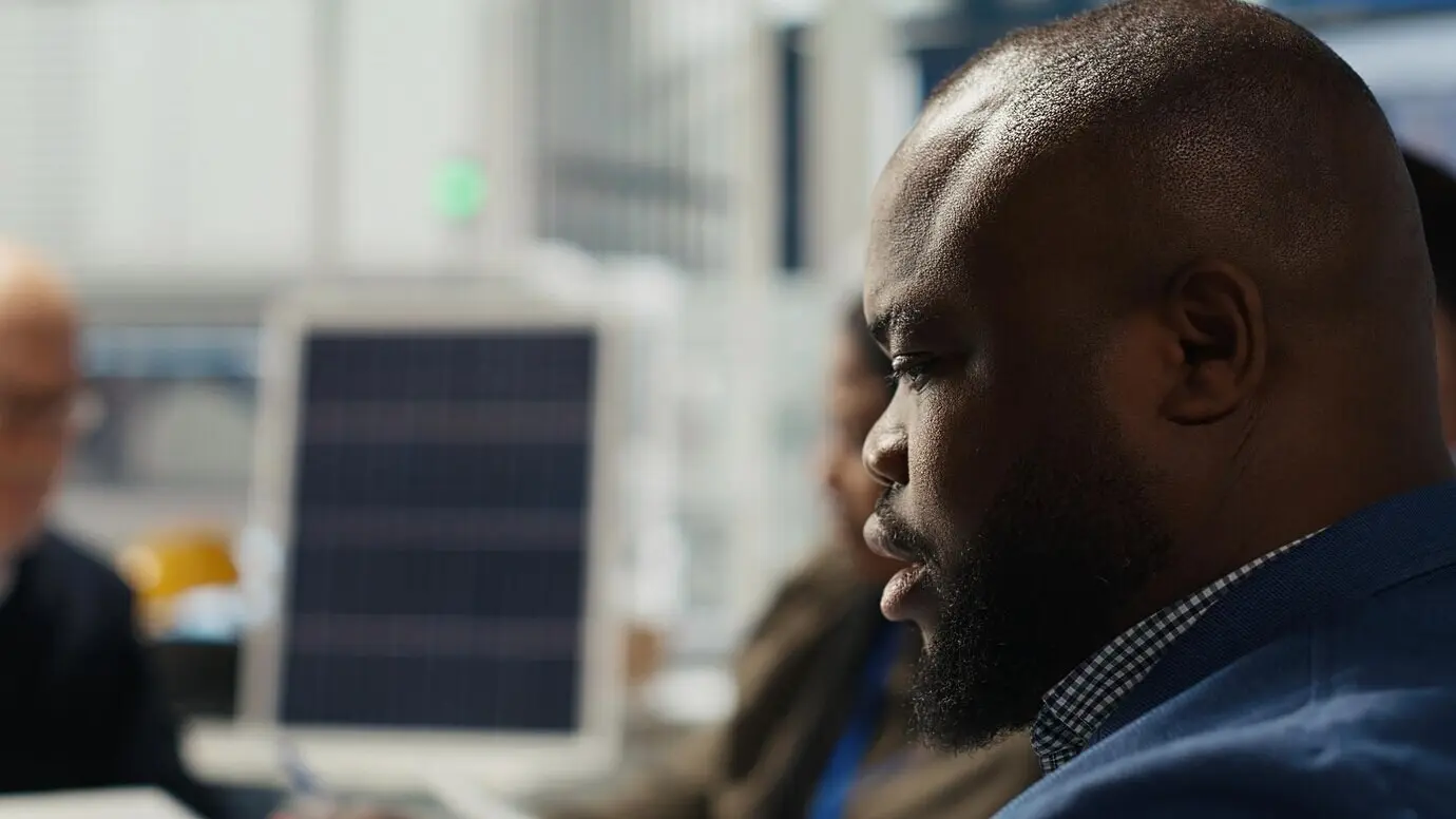Team im Photovoltaik-Anlagenbau arbeitet an Durchbrüchen.