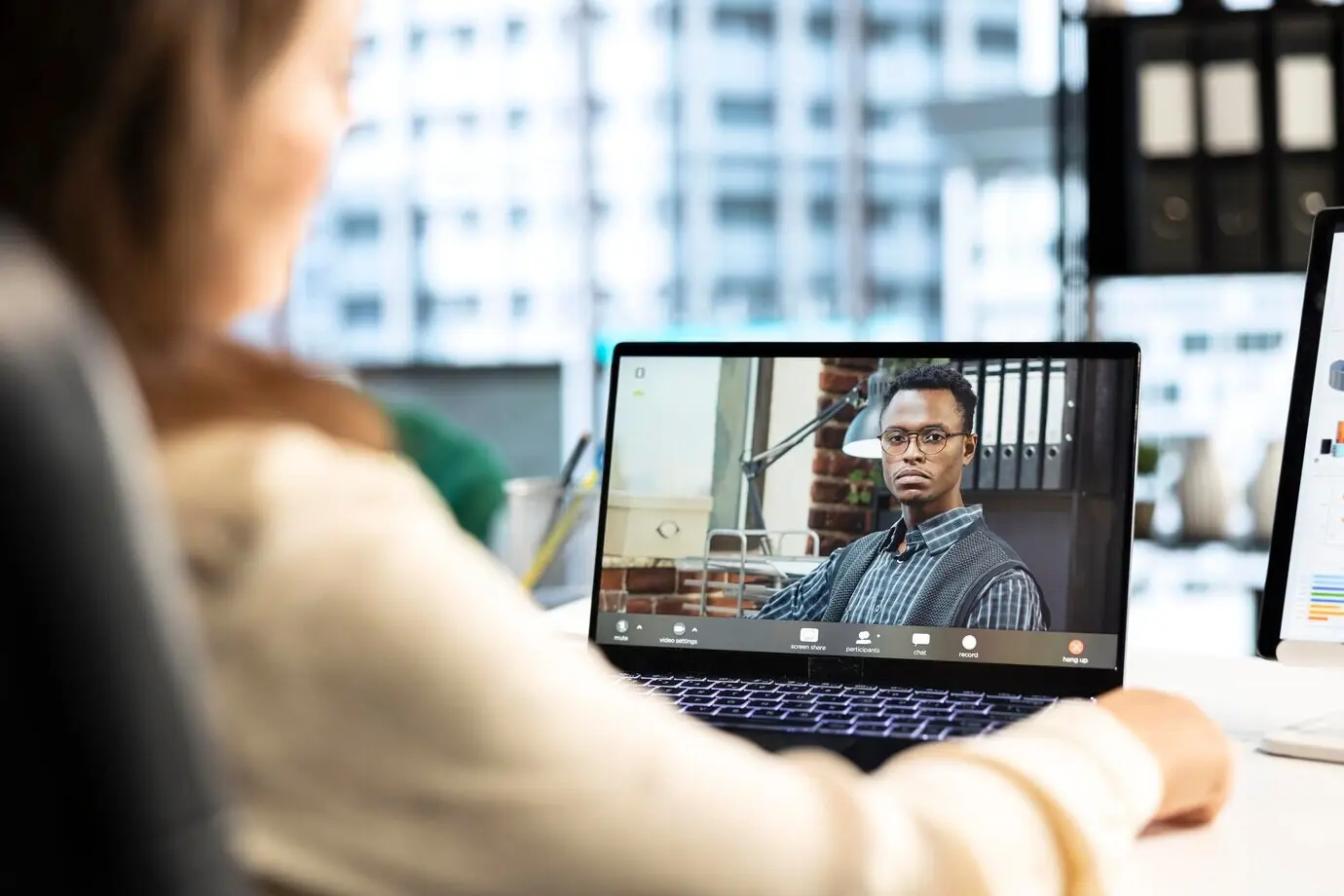 Direktorin bespricht unternehmerische Sozialverantwortung in einem Videoanruf.