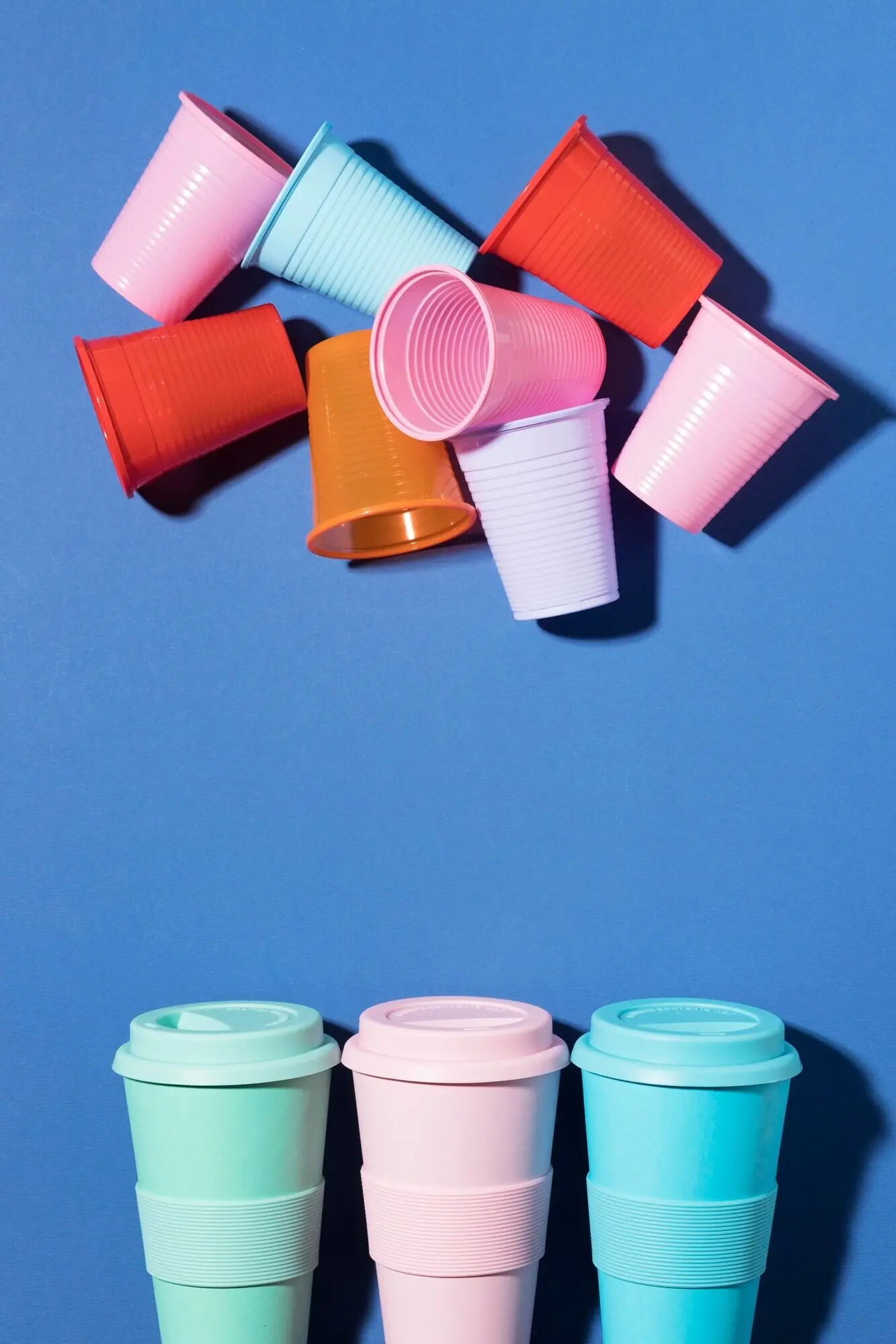 Nahaufnahme einer Sammlung von Plastikbechern mit Freiraum für Text.